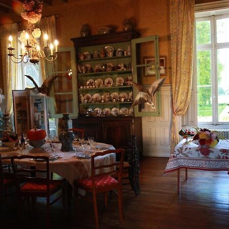Chateau De Montriou Feneu Bagian luar foto